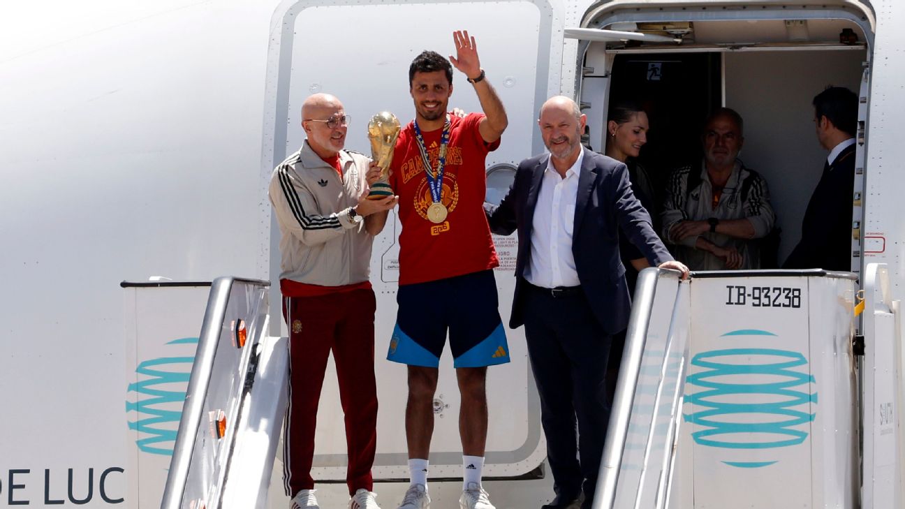 西班牙世界杯冠军凯旋，获皇室与首相迎接